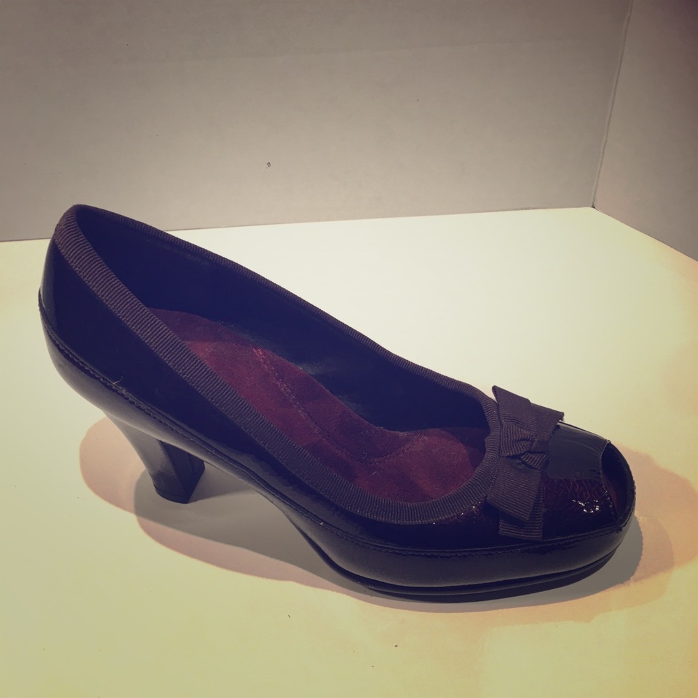 3/$25 Like new Aerosoles Burgundy Heel.